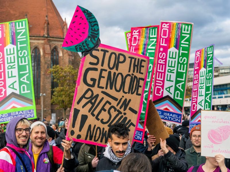 Wegen des Kriegs zwischen Hamas und Israel gehen viele Gruppen auf die Straßen. Auf den ersten Blick ungewöhnlich scheinen die Queers für Palästina.