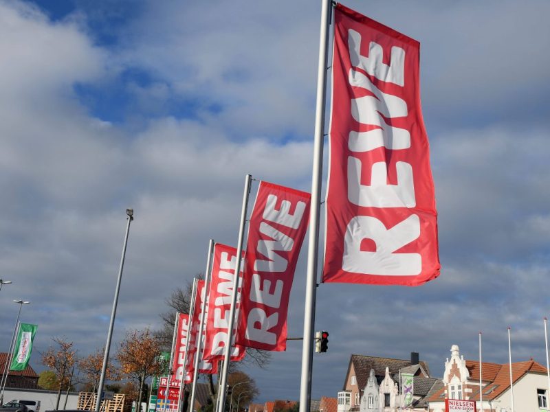 Der Supermarkt Rewe verkauft nicht nur Lebensmittel und Getränke, sondern soll in Zukunft auch als Retter einer anderen Supermarkt-Kette dienen.