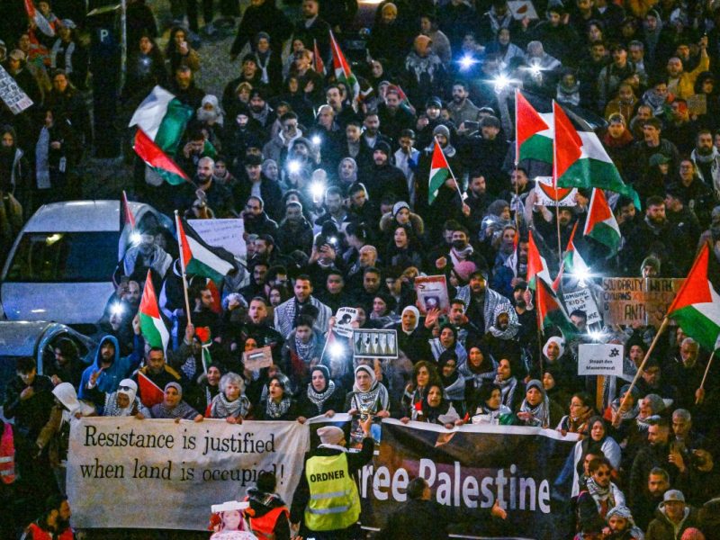 Eine pro-palästinensische Demonstration in Berlin eskalierte teilweise, als ein Student seine Solidarität zu Israel bekundete und eine Flagge zeigte.
