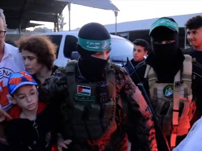 Während der Feuerpause konnte eine dritte Geisel-Gruppe aus der Gefangenschaft der Hamas an Israel übergeben werden.