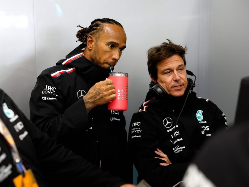 Formel 1: Lewis Hamilton und Toto Wolff sind nicht zufrieden.