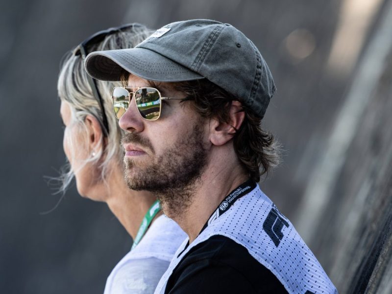 Sebastian Vettel blickt auf Max Verstappen in der Formel 1.