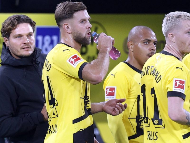 Edin Terzic mit seinen Spielern.