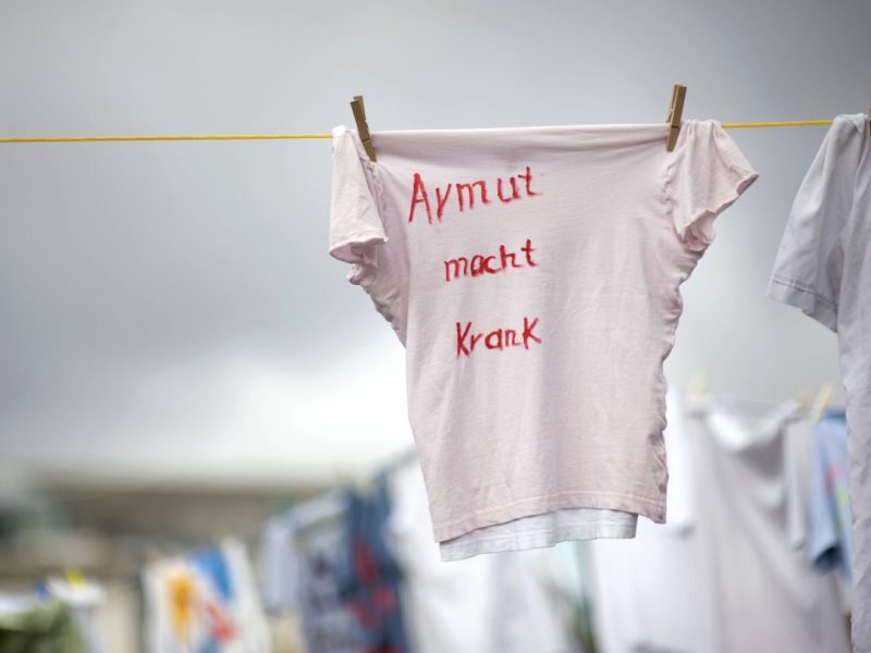 Wie lange wer lebt, hängt von verschiedenen, individuellen Faktoren ab. Studien zeigen aber, dass Armut mit einer geringeren Lebenserwartung zusammenhängt.