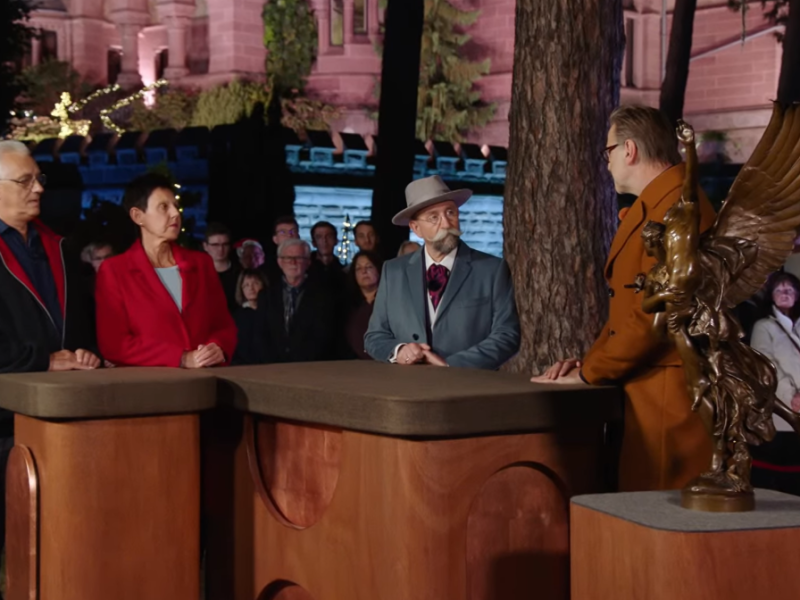 Im Weihnachtsspecial sorgen die Gäste Heike und Mike mit ihrer Antiquität für großes Staunen im Händlerraum. Ausgerechnet ER, kommt dabei ins Schwitzen!