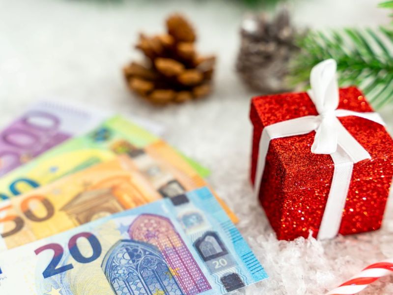 Hier erfährst du, wann Bezieher von Bürgergeld Weihnachtsgeld erhalten.