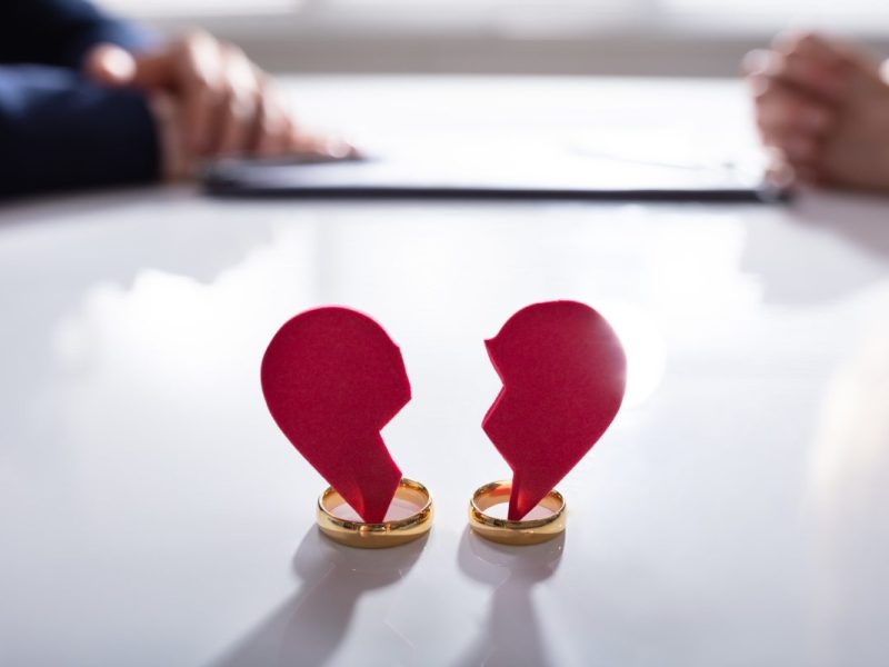 Welche Promi-Paare haben im diesem Jahr für viel Aufsehen gesorgt? Wir fassen die fiesesten Trennungen 2023 zusammen.