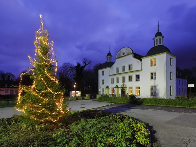 Am Schloss Borbeck in Essen steht zur Weihnachtszeit immer ein Tannenbaum. (Archivfoto)
