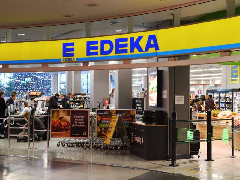 Bei dem Anblick einer Edeka-Filiale rastet ein Amerikaner völlig aus.