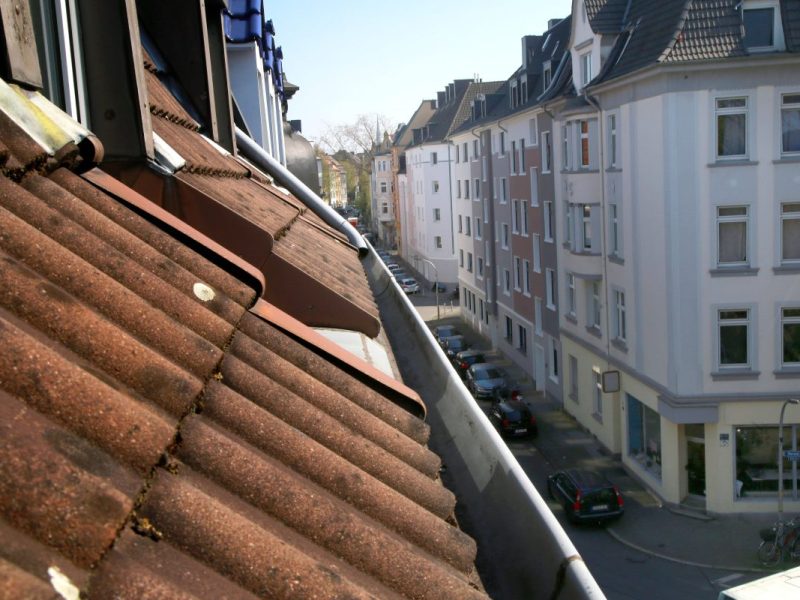 Dortmunder findet mysteriösen Sticker an seiner Dachrinne.