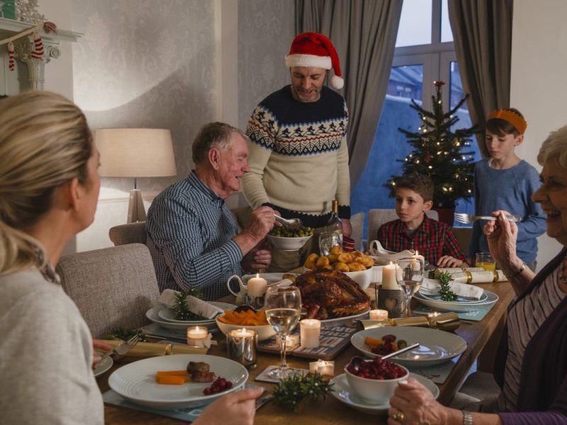 Inmitten festlicher Vorbereitungen offenbart sich ein Stolperstein: Die steigenden Preise für Lebensmittel setzen dem traditionellen Weihnachtsessen zu.