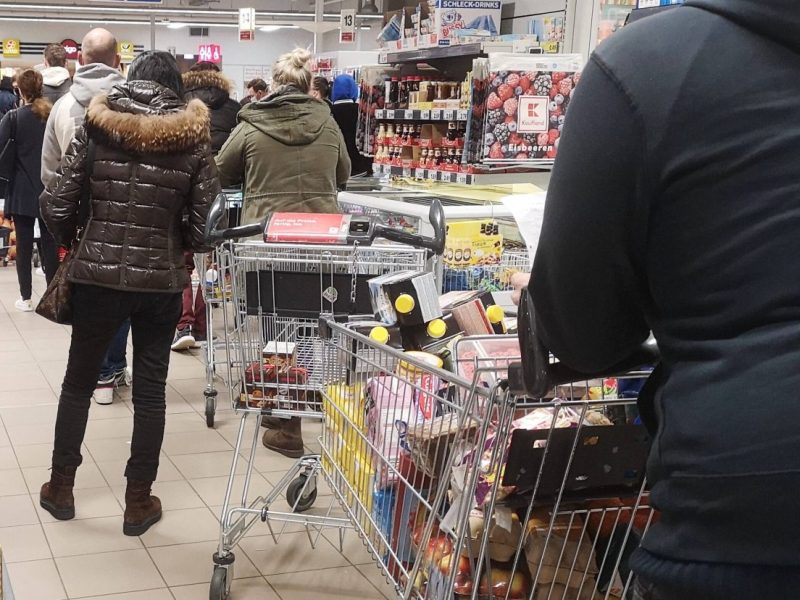 Lange Schlangen bei Lidl, Edeka, Kaufland und Co. vor Weihnachten.