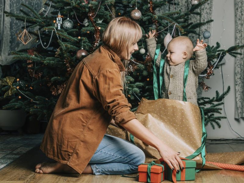 Weihnachten bedeutet nicht für alle eine besinnliche Zeit. Gestiegene Preise und teure Geschenke können zu finanziellen Sorgen führen. Ein paar Tipps.