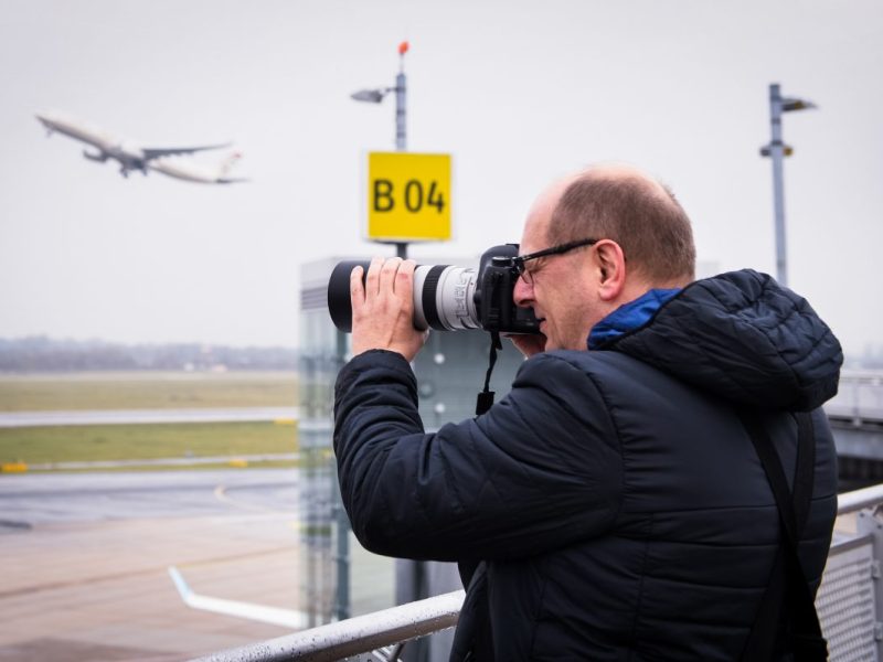 Am Flughafen Düsseldorf haben Flugzeug-Fans durch Geheim-Tipp perfekte Sicht auf die Flugzeuge.
