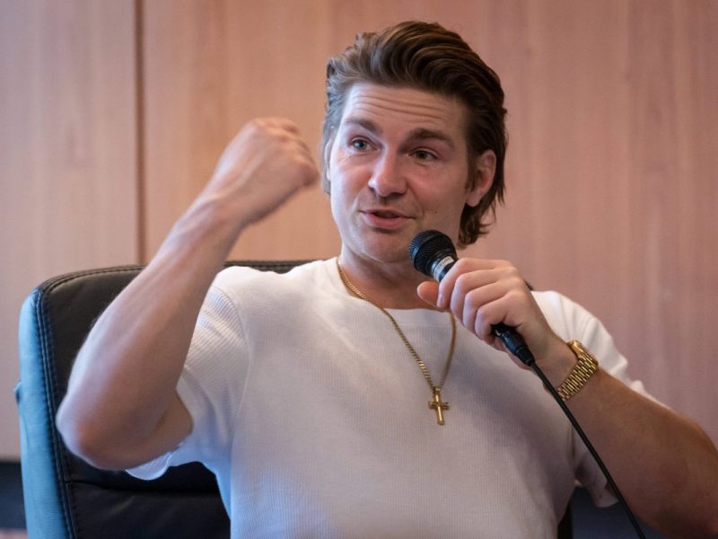 Influencer Jeremy Fragrance mit Christen-Kreuz.