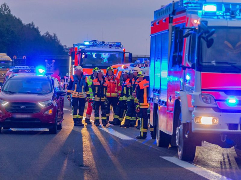 Wetter in NRW sorgt für schlimmen Unfall auf der Autobahn (Symbolbild).