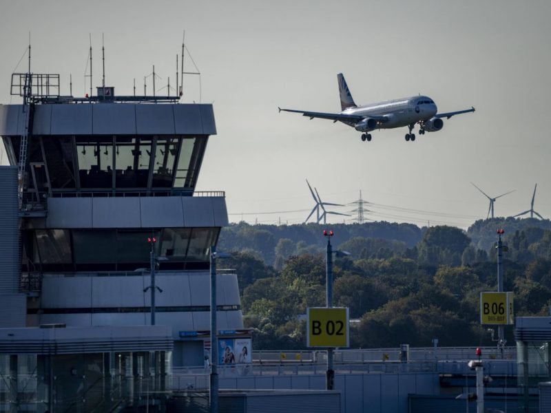 Der Flughafen Düsseldorf hat sein Parkhaus P3 modernisiert und gleichzeitig die Kiss und Fly Zone optimiert.