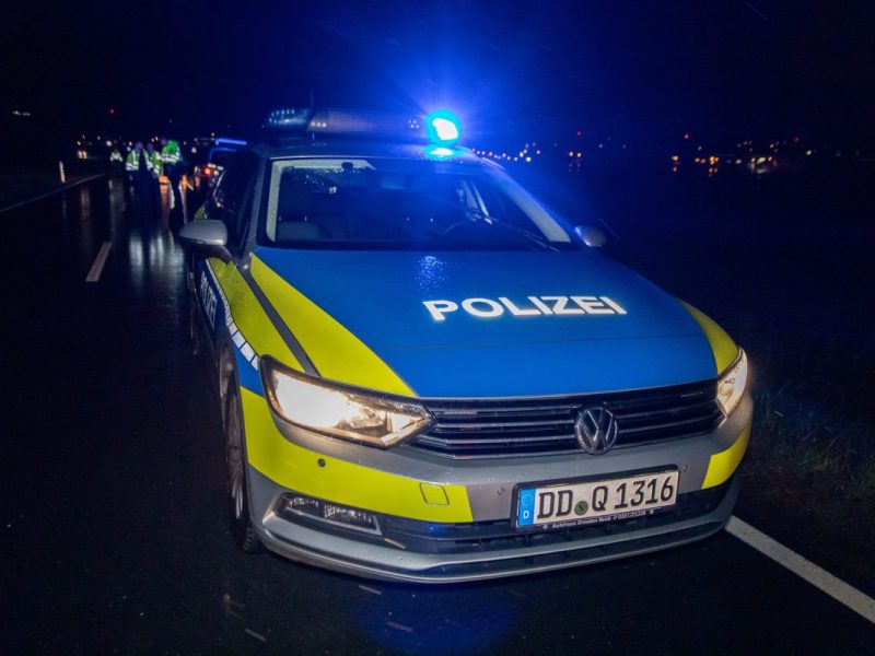 Duisburg: Autofahrer hinterlässt Spur der Verwüstung.