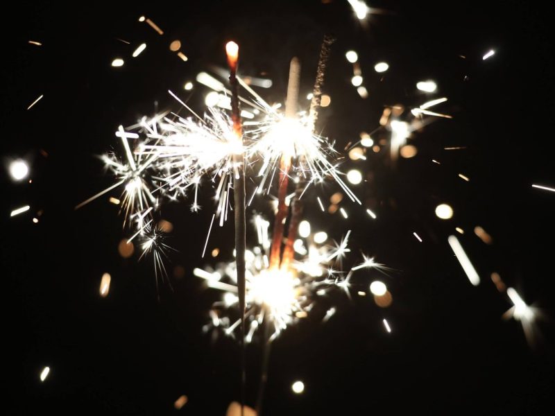 Silvester 2023 lädt ein zu einem unvergesslichen Abschied vom Alten und einem glanzvollen Willkommen im Neuen. So gestaltest du den Abend ohne große Kosten.