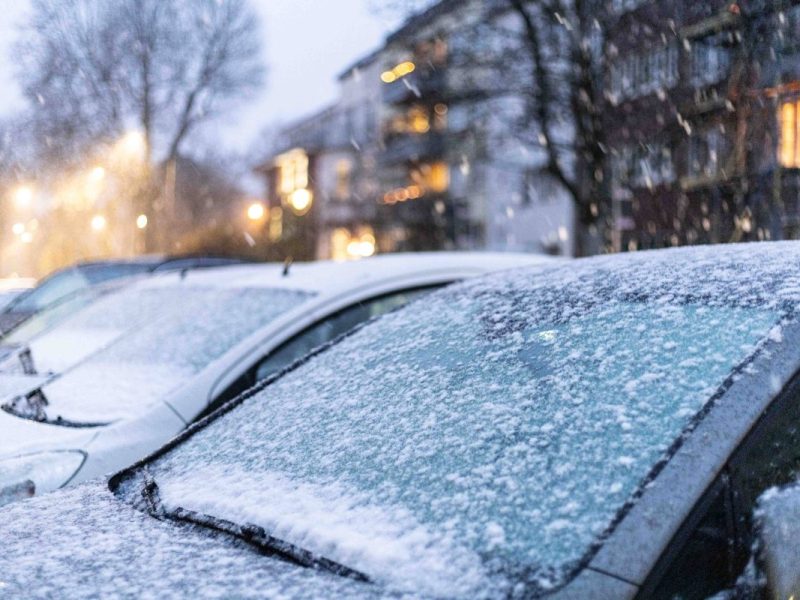 Schnee auf Autos