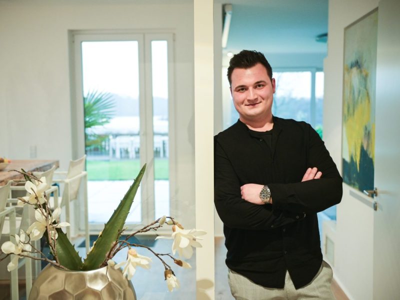 Finn Siegler verwaltet eine Luxus-Immobile am Baldeneysee.