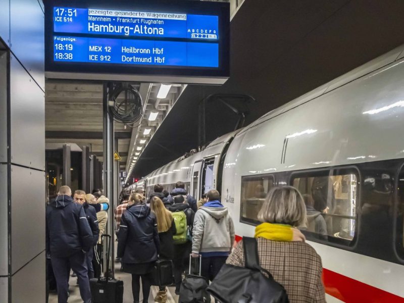Die Züge werden immer voller, weshalb die Deutsche Bahn nun eine Lösung angekündigt hat. Doch die lässt auf sich warten.