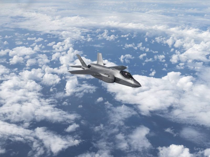 NRW: Anwohner blicken in den Himmel und sehen Militärflugzeuge.