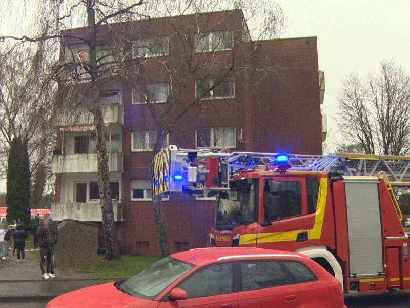 Drama im Ruhrgebiet. Fünf Menschen mussten von der Feuerwehr aus ihrer Wohnung gerettet werden.
