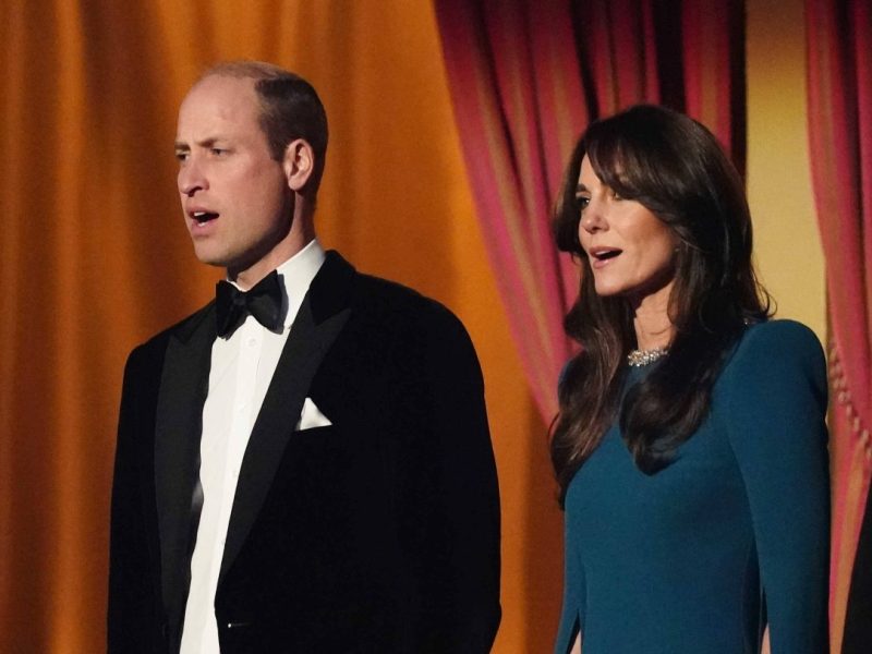 Das ging nach hinten los: Während sich die Royals mit humorvollen Scherzartikeln überraschen, konnte Kate DARÜBER nicht lachen...