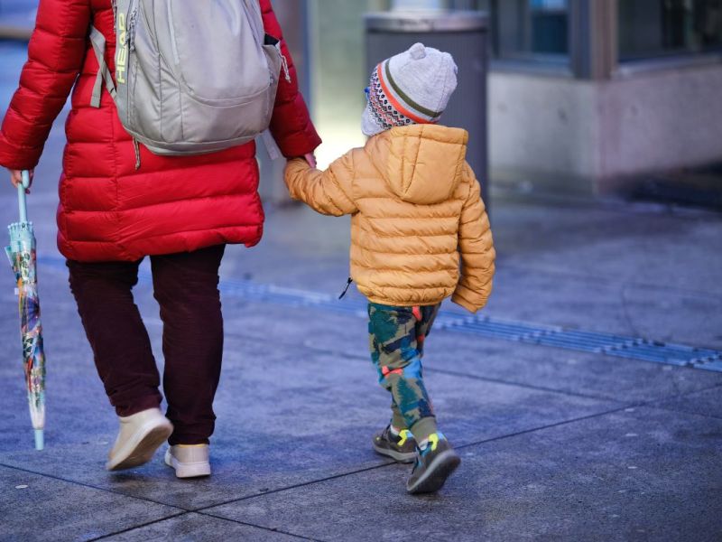 Zum Kindergeld gibt es 2024 mit dem Kinderzuschlag mehr Geld für Familien.