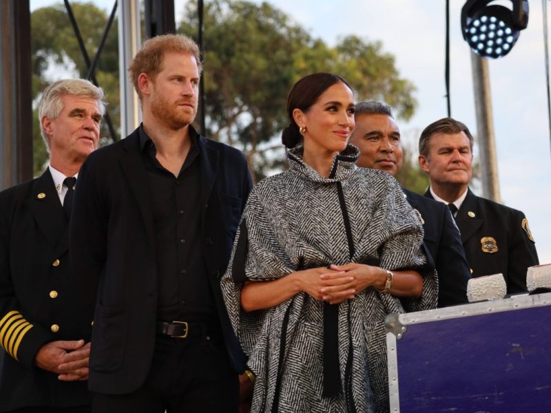 Prinz Harry und Meghan Markle melden sich mit starker Botschaft zurück. Warum ihre Kritiker falsche Absichten vorwerfen, erfährst du HIER.