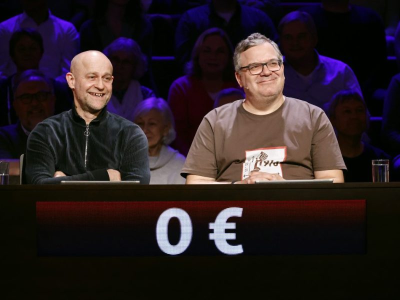 „Wer weiß denn sowas?“: Quiz-Partner Jürgen Vogel und Elton sind sich uneinig.