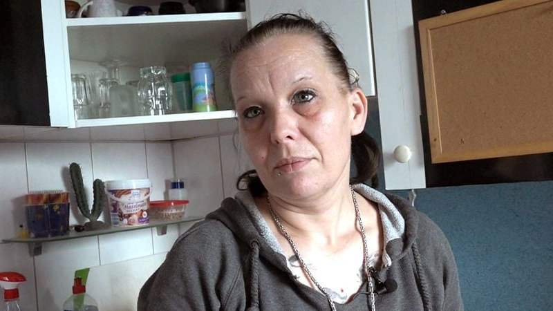 Früh-Rentnerin Michaela (42) ist verzweifelt. Während sie versucht, sich in ihrer neuen Wohnung einzuleben, bahnt sich bereits Probleme an...