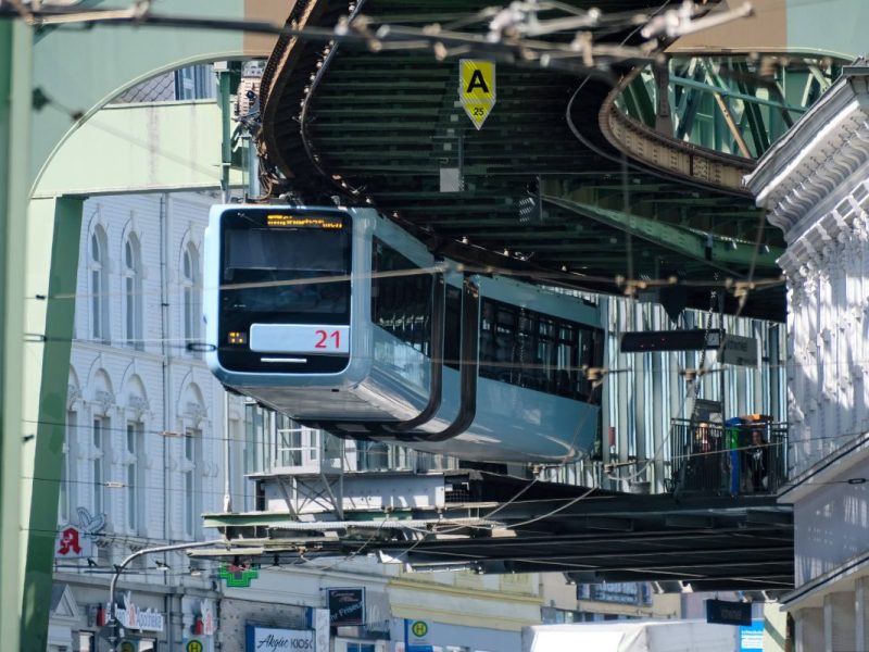 Ein Amerikaner ist fassungslos, als er die Schwebebahn in Wuppertal zum ersten Mal sieht.