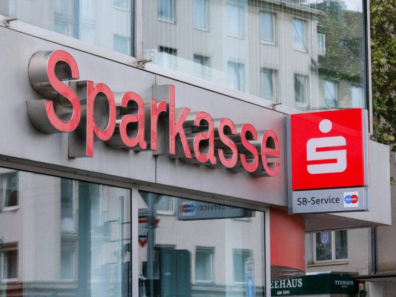 Die Sparkasse kündigt große Änderungen bei den EC-Karten an.