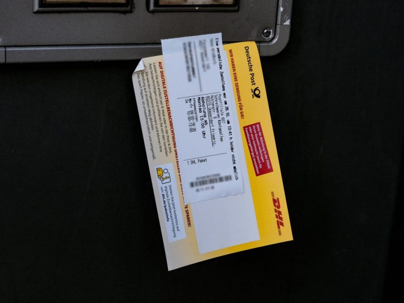 Diese DHL-Kundin kann kaum glauben, was auf ihrem Abholschein steht.