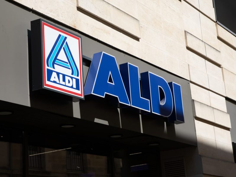 Aldi: Katze treibt sich auf Parkplatz umher
