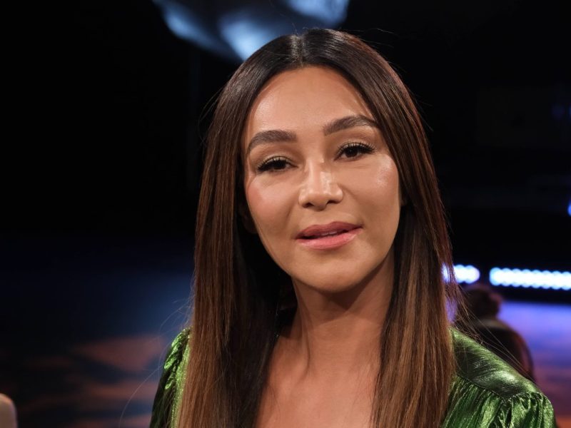 Verona Pooth überzeugt sexy am Strand. Ihr Outfit ist sauteuer.