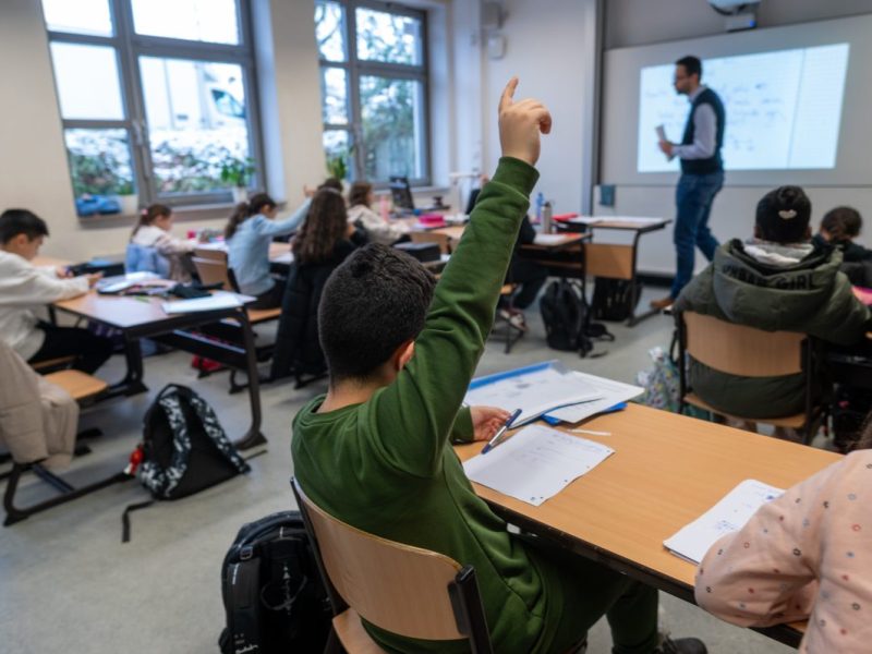 In den Schuen NRWs hat der Unterricht wieder begonnen.