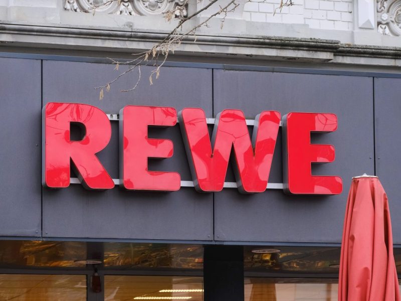 In Rewe entdeckte ein Kunde ein ungewöhnliches Schild.