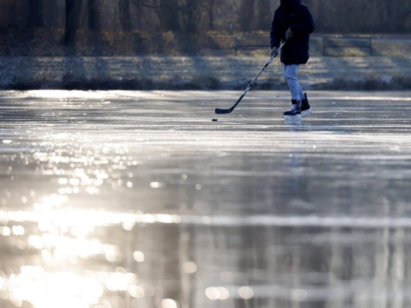 Eine zugefrorene Stelle in Duisburg sorgt für Diskussionen.
