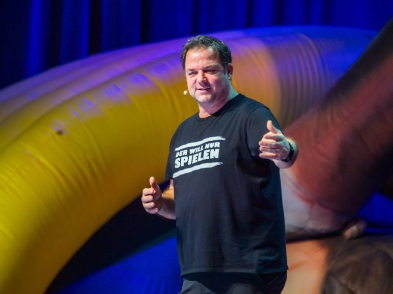 Martin Rütter erhält ein irres Fangeschenk bei seiner Tour.