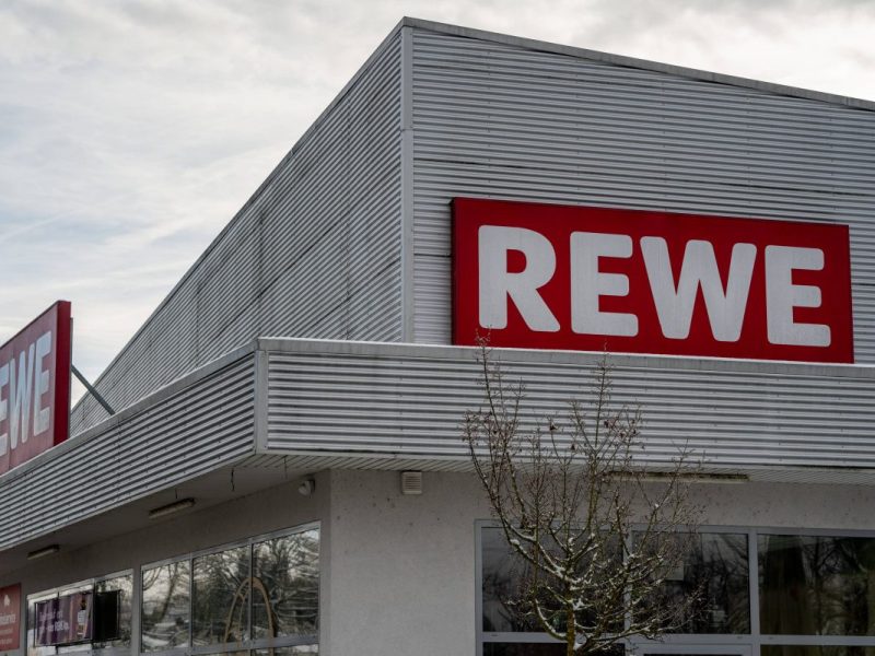 Vor dem Rewe in NRW machte eine Kundin einen Fund.