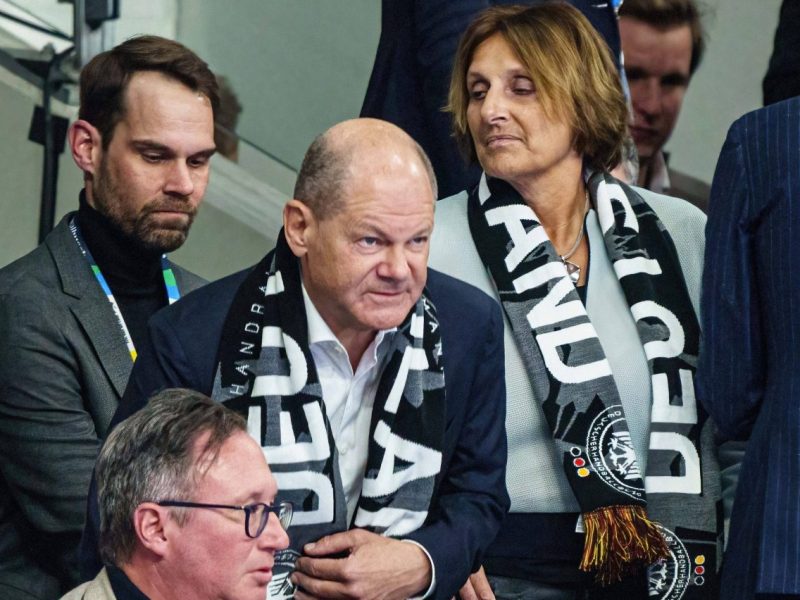 Kanzler Olaf Scholz bei Handball-EM mit Ehefrau Britta Ernst.