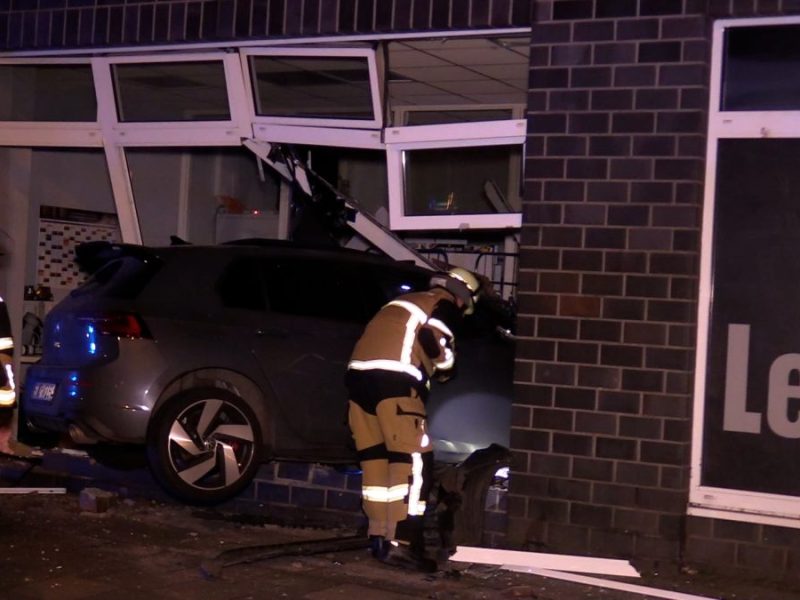 Edeka in Essen: Auto fährt in Filiale