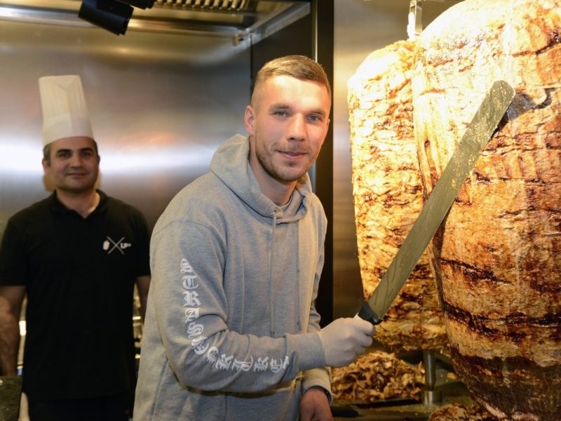 Zu den Döner-Preisen in NRW findet Lukas Podolski klare Worte.