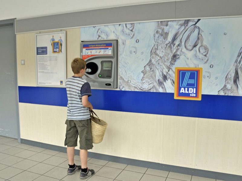 Auch bei Aldi, Lidl und Co. gibt es seit Anfang 2024 neue Pfandregeln.