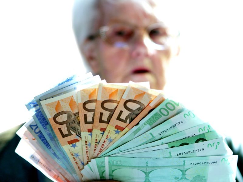 Lotto: Ältere Frau gewinnt den Jackpot. Ihr Mann ergreift drastische Maßnahme.