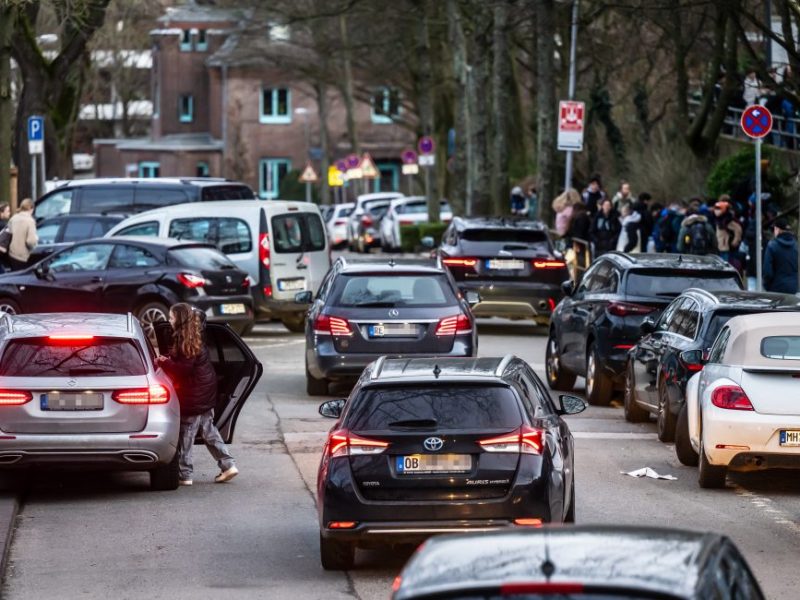 Schule in NRW: Politik in NRW spricht sich für Erlass gegen Elterntaxis aus.