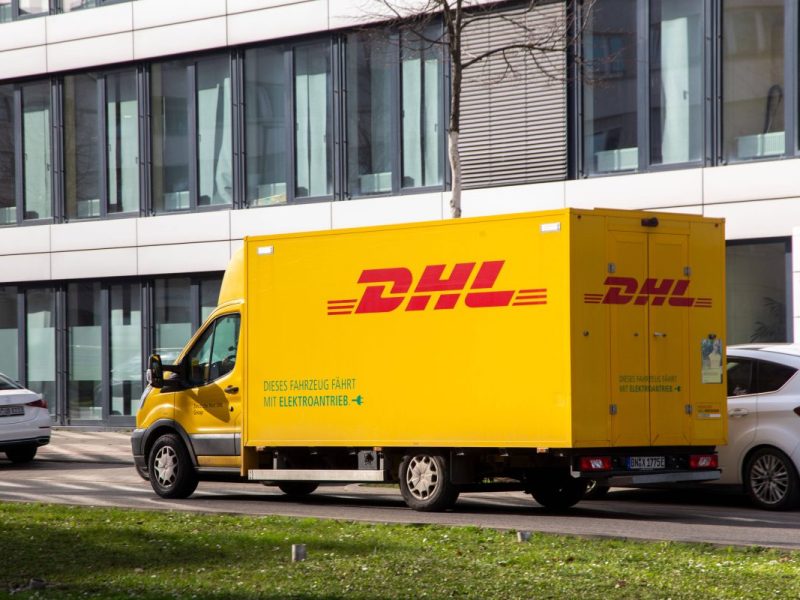 Dieser DHL-Kunde ist sauer, als sein Päckchen auf diese Weise zugestellt worden ist.